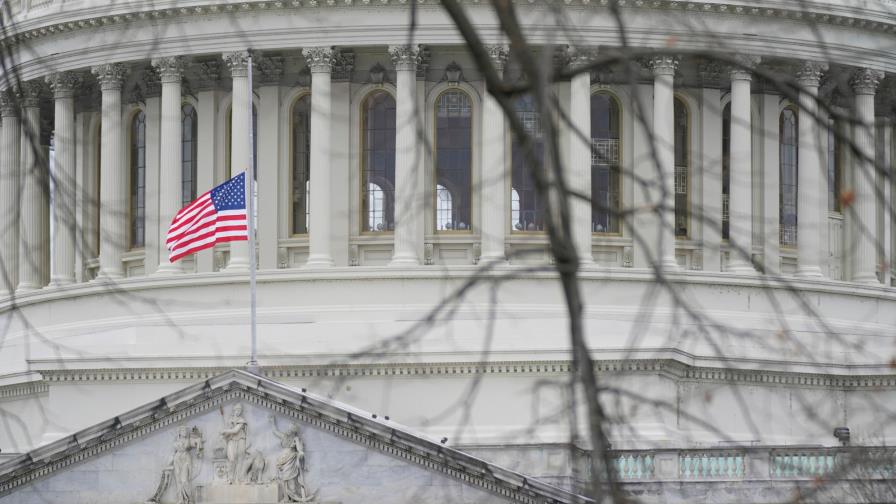 Trump ordena finalmente bajar a media asta las banderas por policía fallecido
