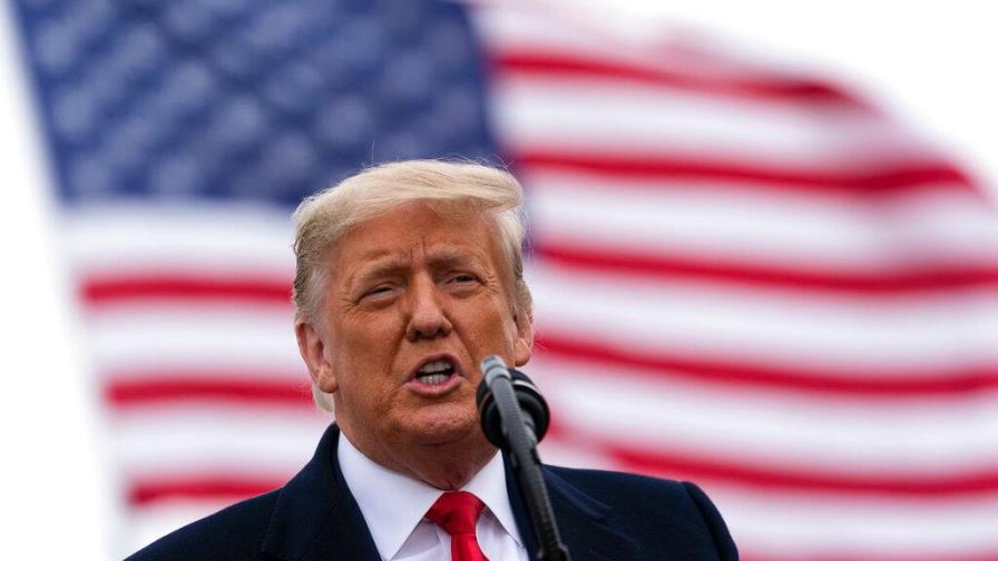 Trump condena la violencia sin mencionar el juicio político