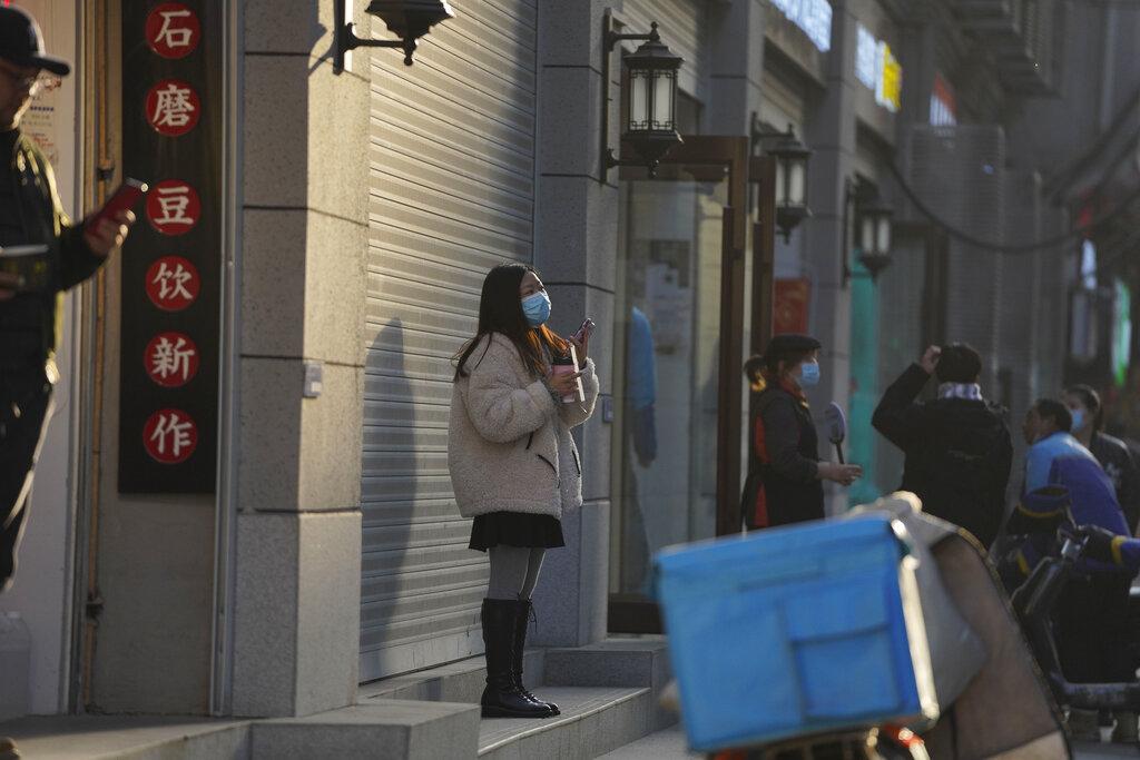Una mujer se protege del COVID-19 en Wuhan, China. (AP Photo/Ng Han Guan)