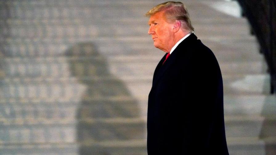 Club de Trump en Florida recibe una advertencia por permitir ir sin tapabocas
