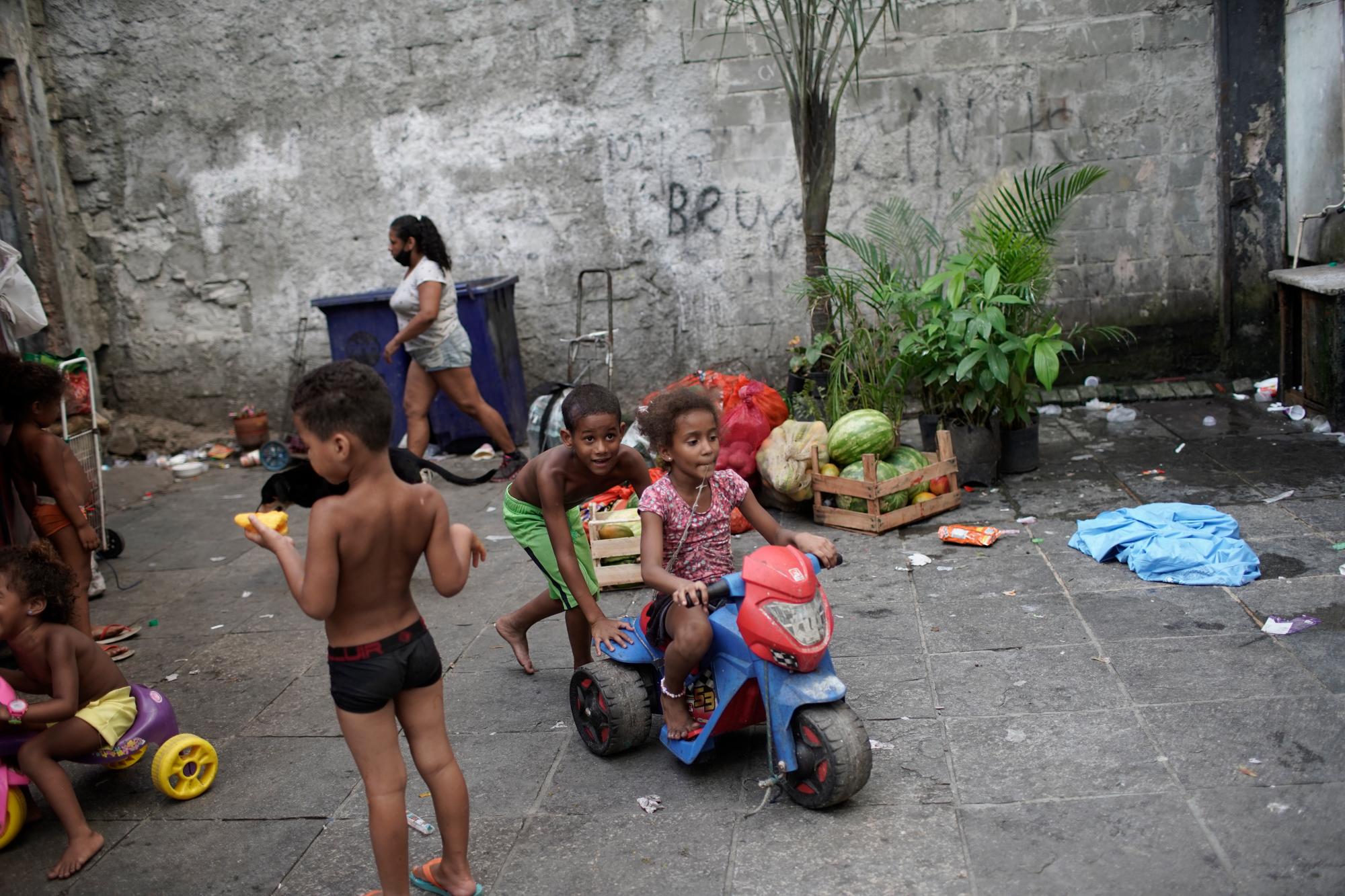 Varios niños juegan en una antigua fábrica ocupada. en plena pandemia del coronavirus, en Río de Janeiro, Brasil, el 13 de enero de 2021. En Brasil, las familias están tratando de hacer frente al impacto económico del COVID-19 ante el fin de las ayudas gubernamentales, que está previsto que terminen en enero. 