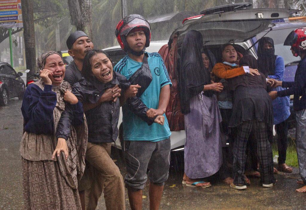 Indonesia llora las víctimas de un fuerte terremoto