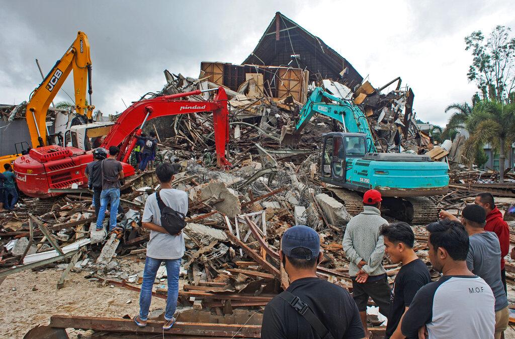 Rescatistas buscar supervivientes en las ruinas de un edificio gubernamental local en Mamuju  (AP Photo/Azhari Surahman)