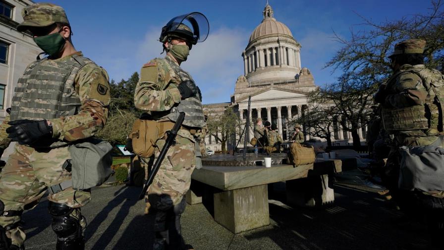 EEUU: Pequeños grupos protestan frente a capitolios locales