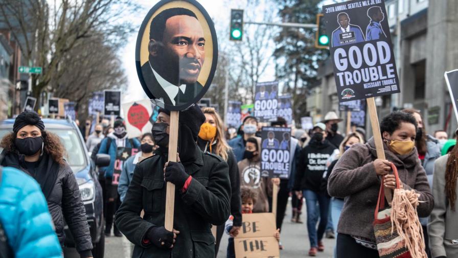 Marcha por Martin L. King en Nueva York deja 29 arrestos y 11 agentes heridos