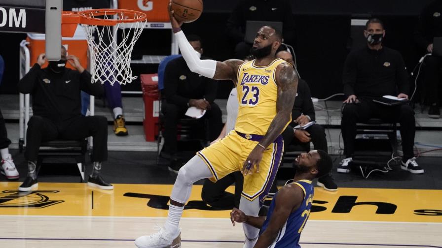 Warriors remontan 14 en el 4to y derrotan a Lakers 