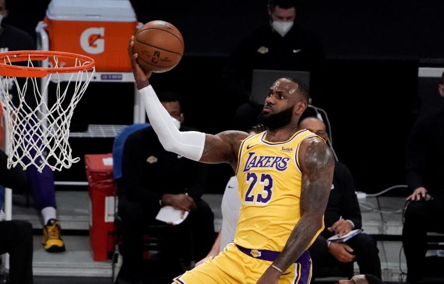 VIDEO | James y Lakers abren larga gira con triunfo sobre Bucks