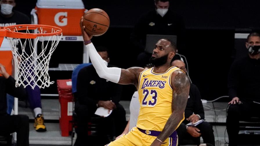 VIDEO | James y Lakers abren larga gira con triunfo sobre Bucks