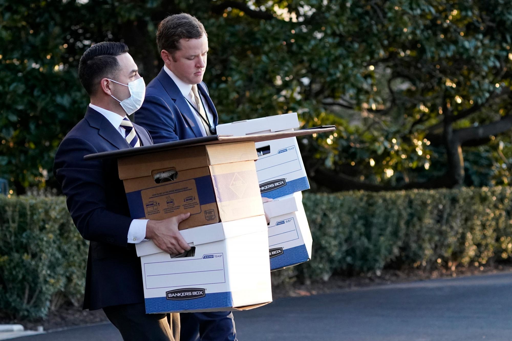 Los miembros del personal de la Casa Blanca llevan cajas al Marine One antes de que el presidente Donald Trump abandone la Casa Blanca, el miércoles 20 de enero de 2021 en Washington. Trump se dirige a su Mar-a-Lago Florida Resort.