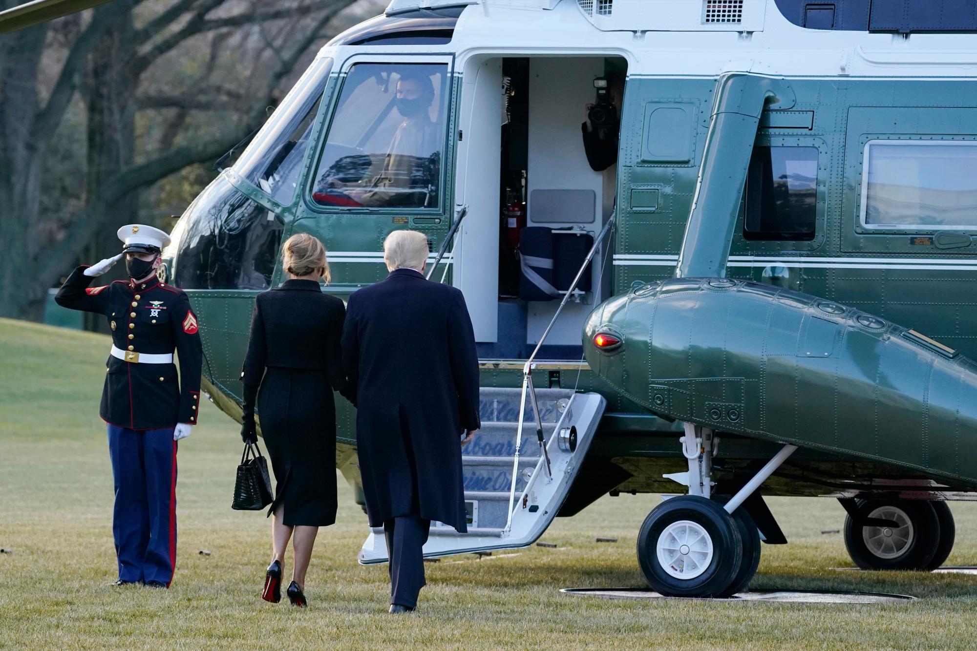 El presidente Donald Trump y la primera dama Melania Trump caminan hacia el Marine One en el jardín sur de la Casa Blanca, el miércoles 20 de enero de 2021 en Washington. Trump se dirige a su Mar-a-Lago Florida Resort.
