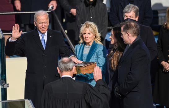 Investidura de Biden lleva rituales reconfortantes a medios