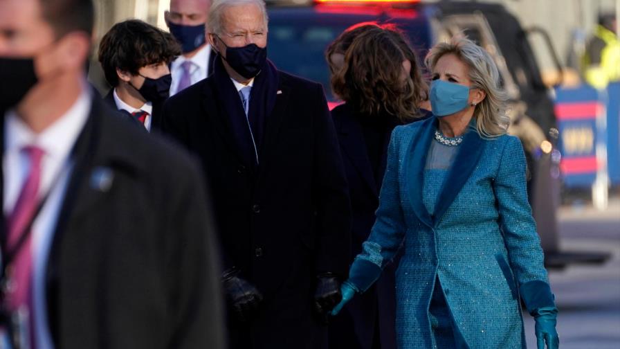 Joe Biden entra caminando a la Casa Blanca
