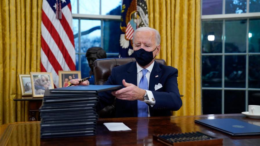 Biden firma decretos sobre soñadores, muro con México y veto migratorio