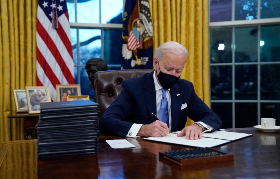 Biden elimina el “botón rojo” para recibir coca colas que puso Trump