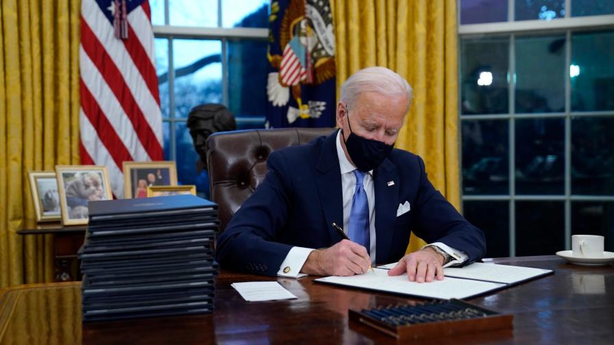 Biden elimina el “botón rojo” para recibir coca colas que puso Trump