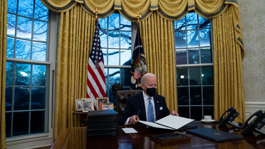 Las 17 medidas aprobadas por Biden en su primer día en la Casa Blanca
