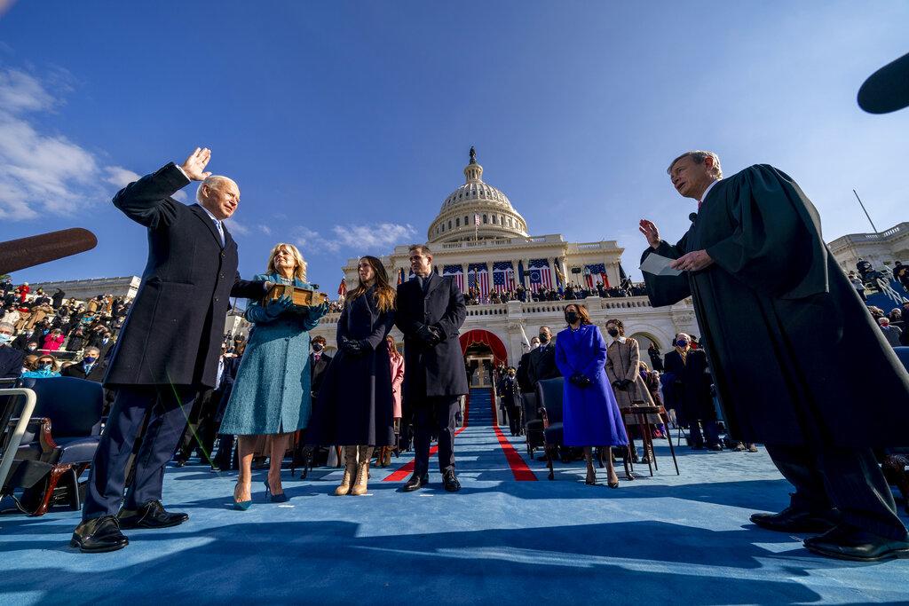 El presidente Joe Biden tomó posesión en el acto que tradicionalmente se celebra en las escalinatas del Capitolio en Washington (AP Photo/Andrew Harnik)