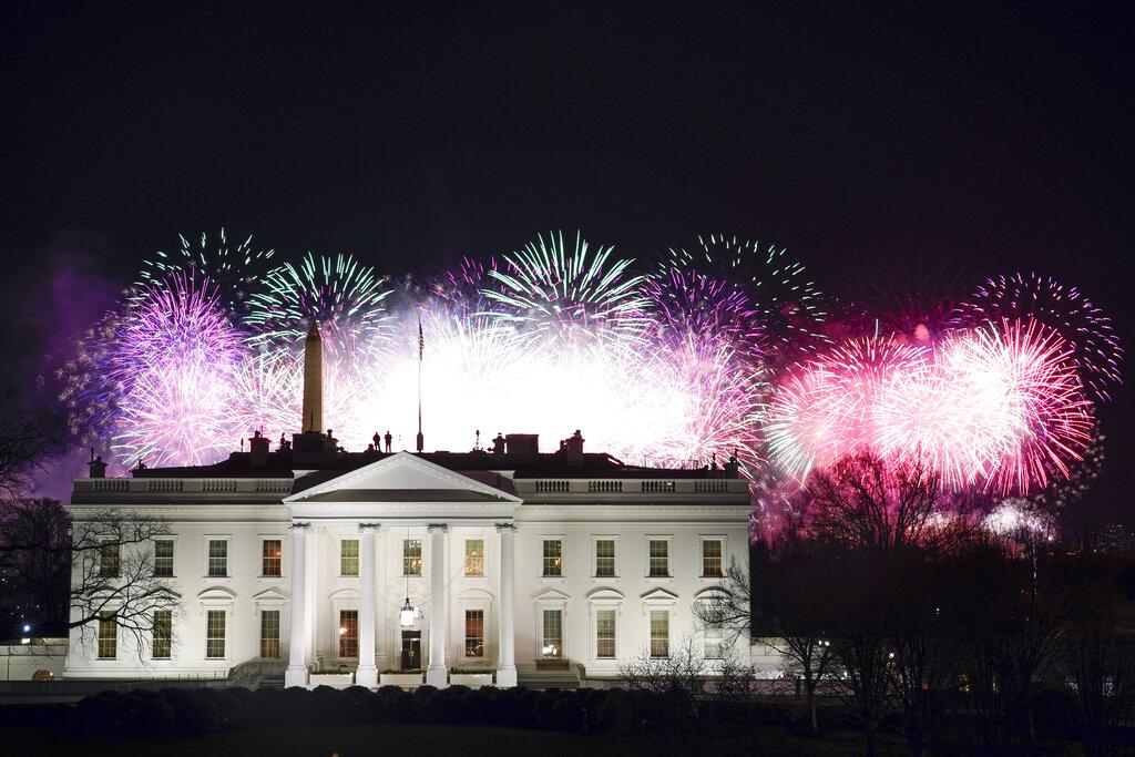 La casa blanca se iluminó con fuegos artificiales para celebrar la llegada de su nuevo inquilino, el presidente Joe Biden (AP Photo/David J. Phillip)