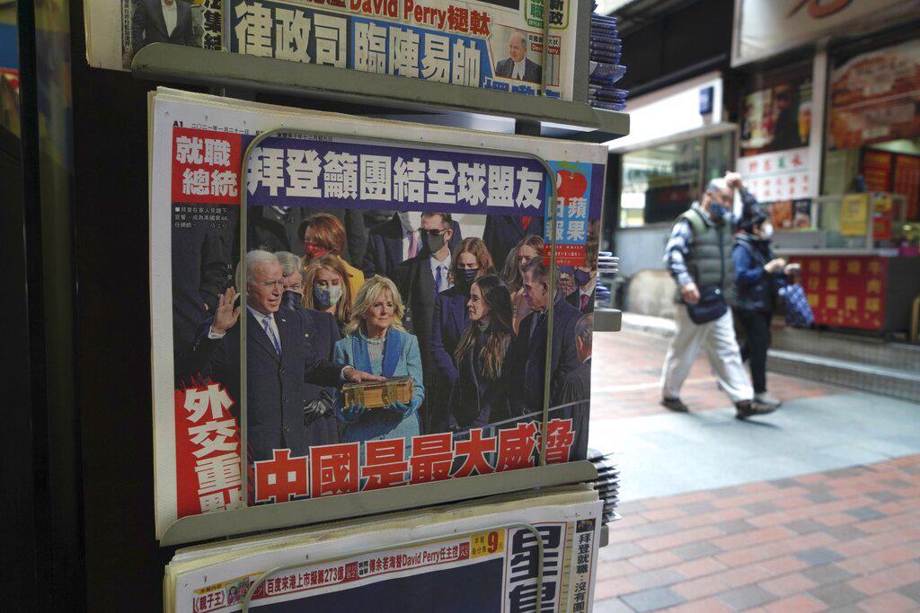 Un puesto de periódicos en Hong Kong muestra varios diarios que tienen en sus portadas la imagen del acto de toma de posesión del presidente Joe Biden (AP Photo/Kin Cheung)