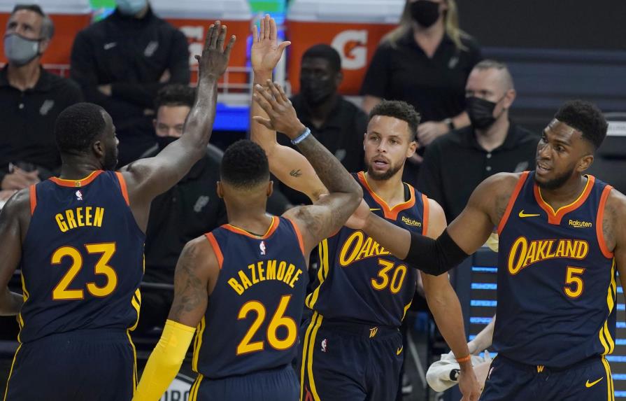VIDEO | Curry y los Warriors ganan a los Spurs
