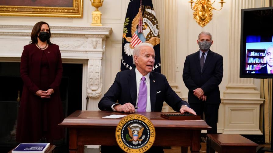 Biden lanza una estrategia “de guerra” para contener la pandemia en EE.UU.