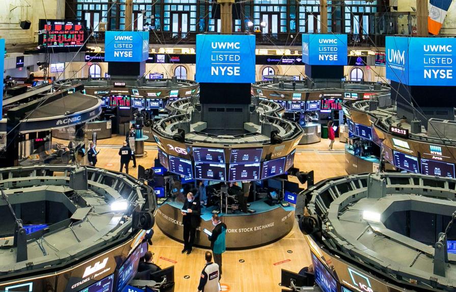 Wall Street dispar al cierre y Nasdaq marca nuevo récord
