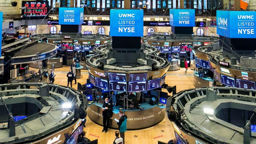 Wall Street dispar al cierre y Nasdaq marca nuevo récord