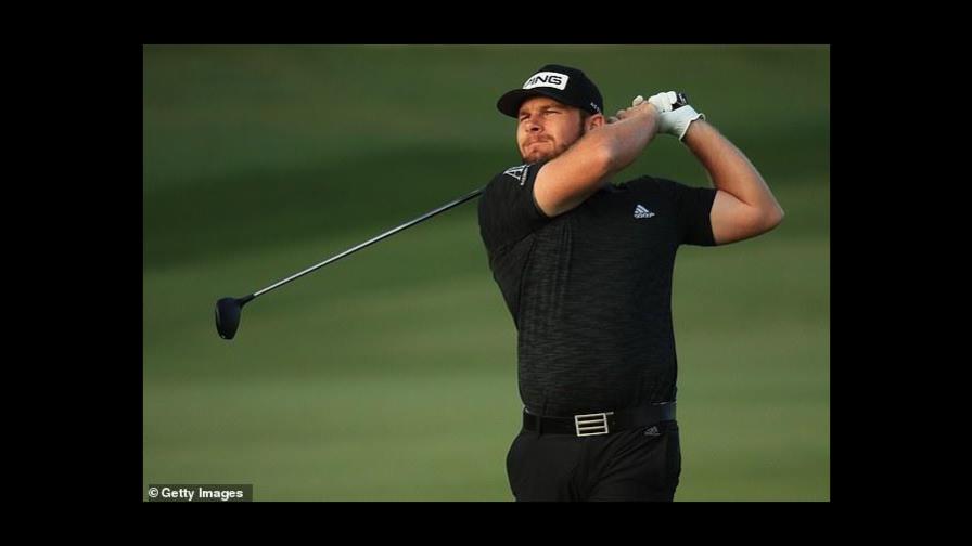 Hatton lidera por cinco golpes en Abu Dabi