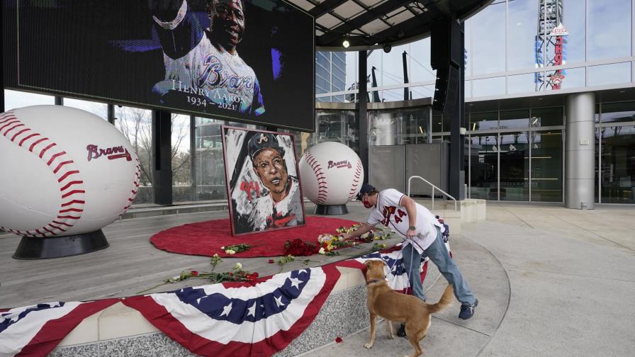 Hank Aaron es elogiado por la forma en que desafío el racismo