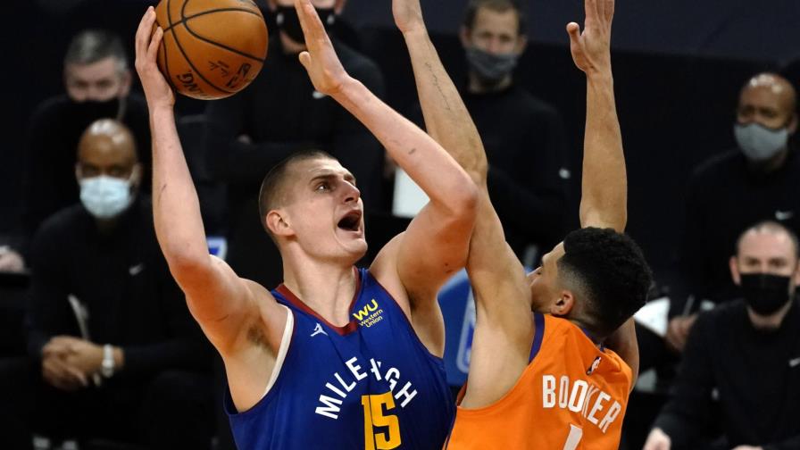 Video | Jokic anota 31, Nuggets remontan y vencen a Suns en prórroga