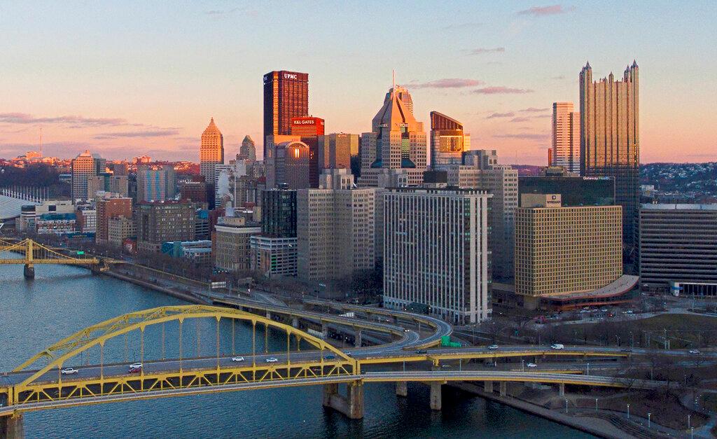 El sol se pone en un frío día de invierno, Pittsburgh.