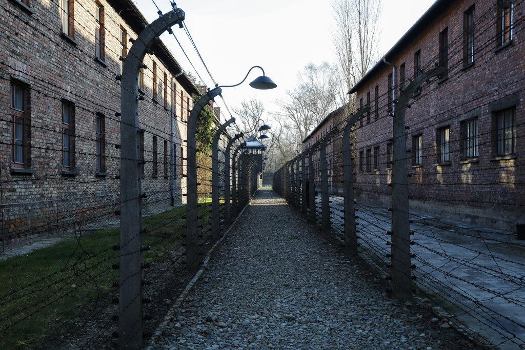 Un angosto camino empedrado conduce a una torre de vigilancia en el campo de la muerte denominado Auschwitz I (AP Photo/Markus Schreiber)