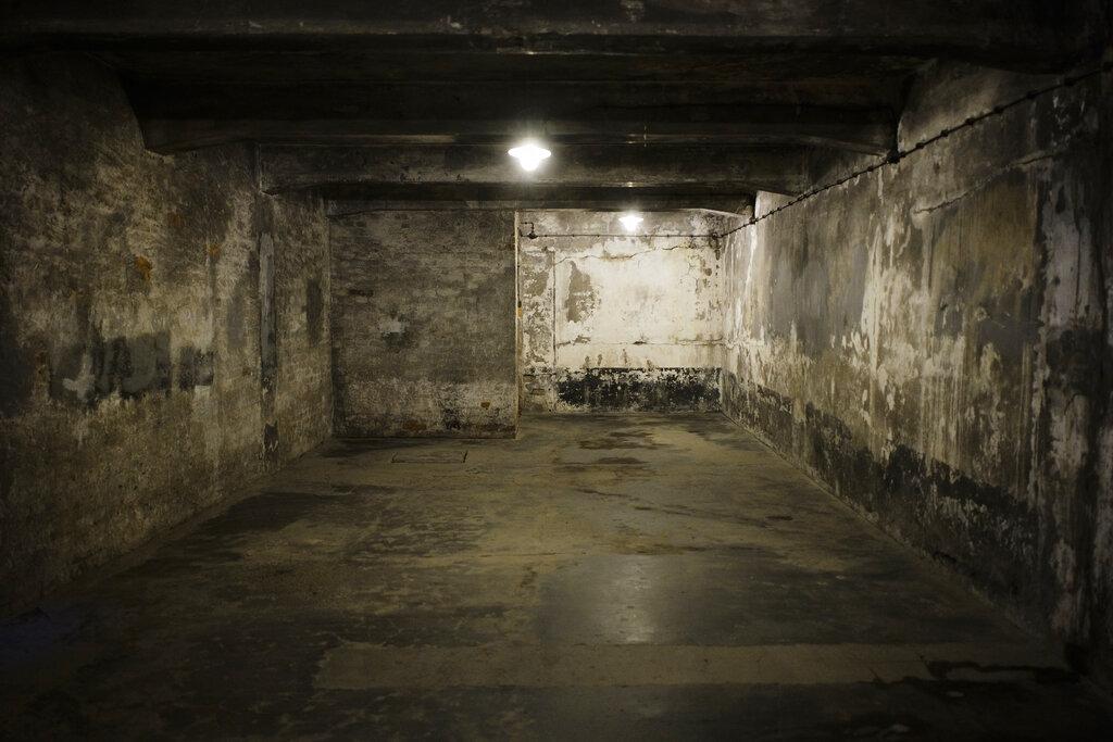 El interior de una de las cámaras de gas dispuestas por el régimen Nazi  en Auschwitz I para ejecutar el plan llamado La solución final, con el que acabaron con la vida de más de 6 millones de personas (AP Photo/Markus Schreiber)