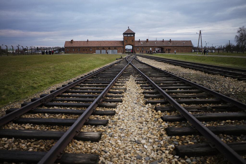 Estas vías férreas conducen a la entrada del campo de Auschwitz Birkenau, un centro en el que perdieron la vida cientos de miles de personas que acabaron en sus temibles cámaras de gas (AP Photo/Markus Schreiber)
