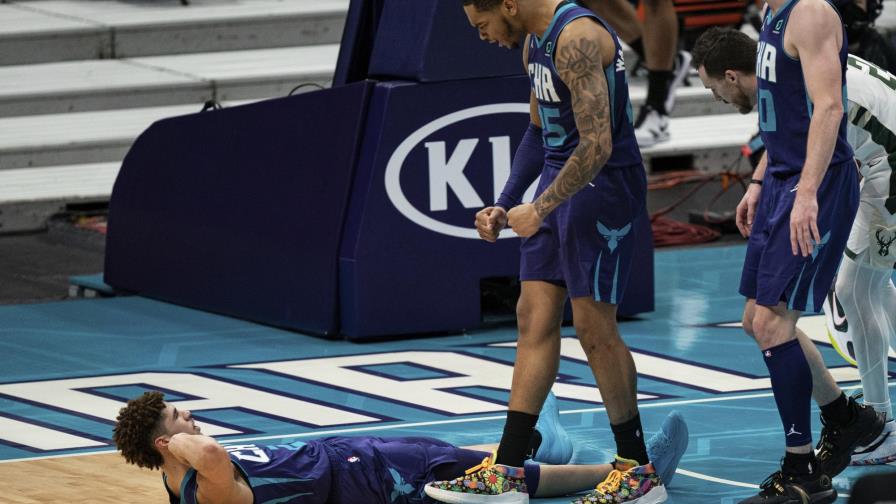 Ball logra 27 puntos; Hornets se imponen a Bucks