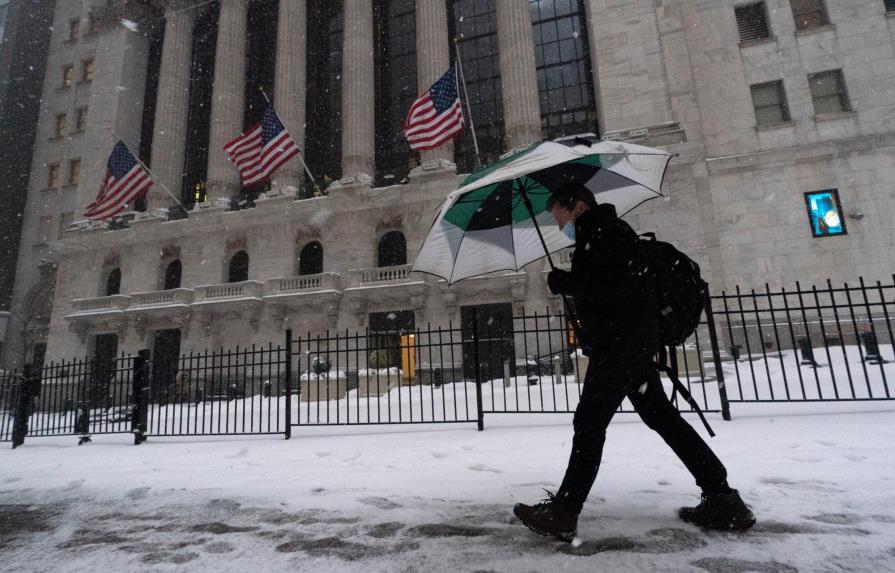 Wall Street cierra a la baja tras indicadores de empleo decepcionantes