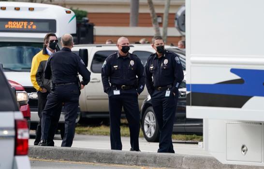 Mueren dos agentes del FBI y tres resultan heridos en registro de vivienda