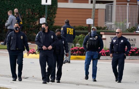 Mueren dos agentes del FBI y tres resultan heridos en registro de vivienda