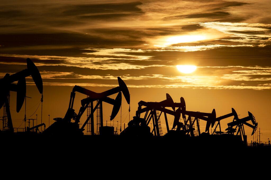 El petróleo sigue fluyendo gracias al trabajo de los balancines en un campo de extracción ubicado en la localidad de Midlan, Texas  ( Jacob Ford/Odessa American via AP)