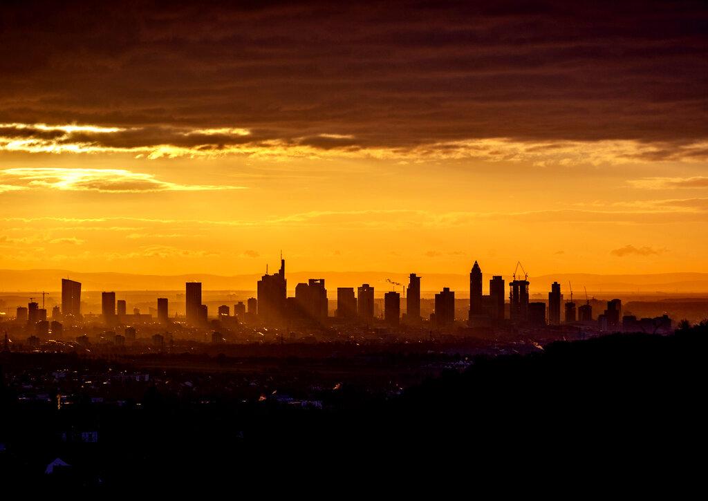 El distrito financiero de la ciudad de Frankfurt en Alemania despierta con un colorido amanecer (AP Photo/Michael Probst)