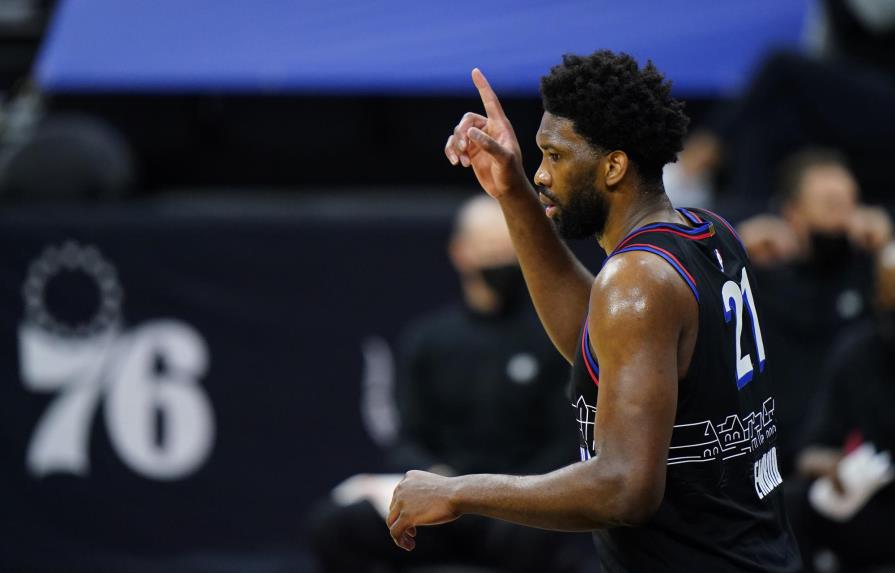 Embiid y Simmons conducen a 76ers a triunfo sobre Nets