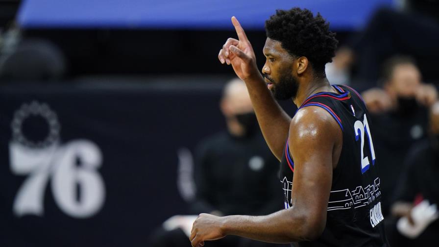 Embiid y Simmons conducen a 76ers a triunfo sobre Nets