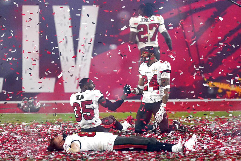 Jugadores de los Bucaneros de Tampa Bay celebran tras el final del partido que los enfrentó a los Kansas City Chiefs, en el Súper Bowl LV (AP Photo/Mark Humphrey)