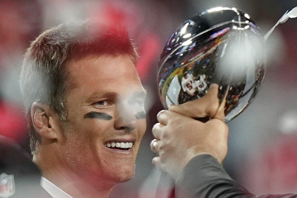 El incombustible Tom Brady (43) celebró su  séptimo Súper Bowl en la victoria de los Bucaneros de Tampa Bay (31-9) sobre los Kansas City Chiefs. (AP Photo/David J. Phillip)