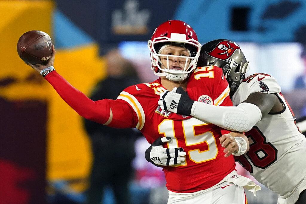 El mariscal de campo Patrick Mahomes  pasa el ovoide ante la presión del linebacker Shaquil Barrett  (AP Photo/Ashley Landis)