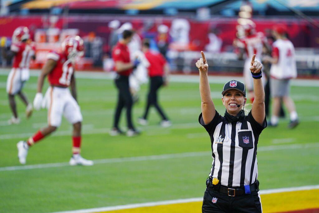 Sarah Thomas se convirtió en la primer mujer en la historia en formar parte del cuerpo arbitral de un Súper Bowl (AP Photo/Mark Humphrey)