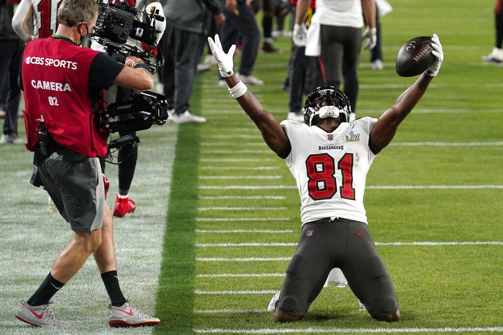 El receptor de los Bucaneros de Tampa Bay, Antonio Brown, celebra tras atrapar el ovoide para anotar un touchdown durante la primera mitad del compromiso (AP Photo/Chris OMeara)