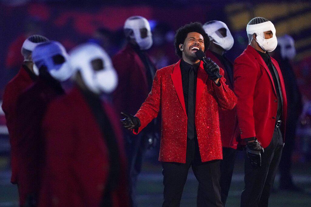 The Weeknd tuvo a su cargo el esperado espectáculo del entretiempo del Súper Bowl que enfrentó a Los Bucaneros de Tampa Bay y los Kansas City Chiefs (AP Photo/Ashley Landis)