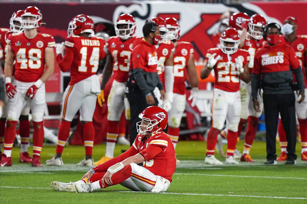 El mariscal de campo de los Kansas City Chiefs, Patrick Mahomes, se siente en el césped como señal de frustación durante el compromiso que los enfrentó a los Tampa Bay Buccaneers (AP Photo/David J. Phillip)