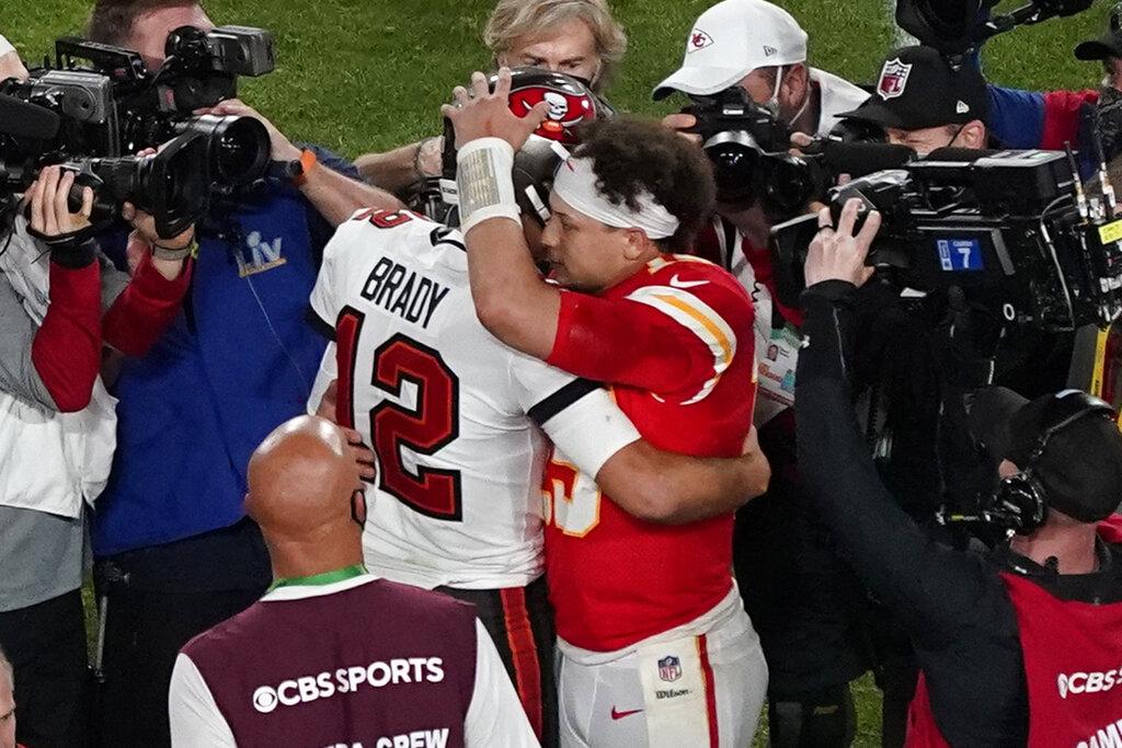 El abrazo entre Tom Brady y Patrick Mahomes al finalizar el compromiso que enfrentó a Tampa Bay y Kansas City en el Súper Bowl LV (AP Photo/Chris Carlson)